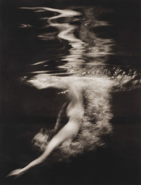 Η γυναίκα που έκανε τη μόδα να μοιάζει με σκιά