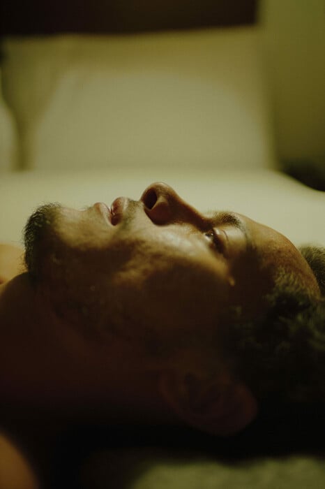 Dean Majd: η έκθεση Hard Feelings μετατρέπει τη νεανική ανδρική βία και τρυφερότητα σε εικαστικό ημερολόγιο