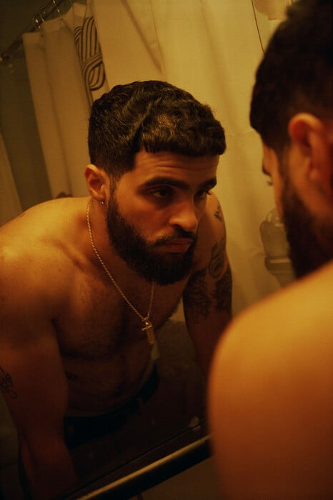 Dean Majd: η έκθεση Hard Feelings μετατρέπει τη νεανική ανδρική βία και τρυφερότητα σε εικαστικό ημερολόγιο