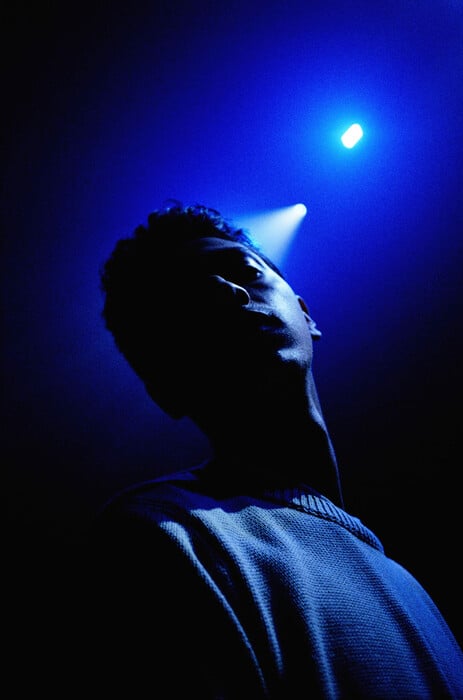 Dean Majd: η έκθεση Hard Feelings μετατρέπει τη νεανική ανδρική βία και τρυφερότητα σε εικαστικό ημερολόγιο