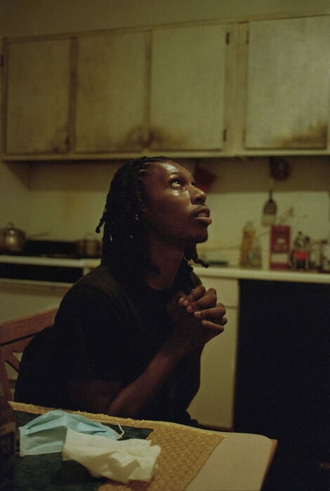 Dean Majd: η έκθεση Hard Feelings μετατρέπει τη νεανική ανδρική βία και τρυφερότητα σε εικαστικό ημερολόγιο