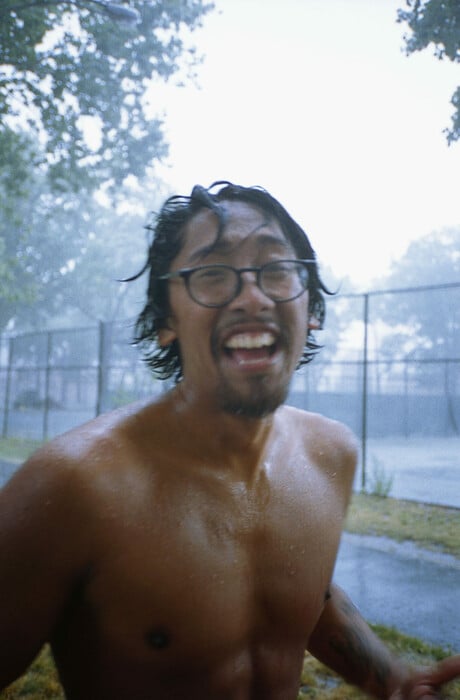 Dean Majd: η έκθεση Hard Feelings μετατρέπει τη νεανική ανδρική βία και τρυφερότητα σε εικαστικό ημερολόγιο