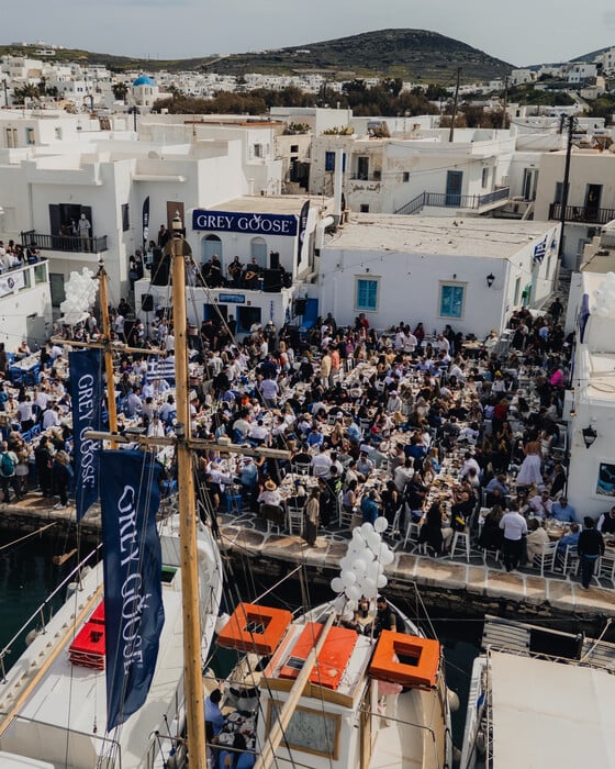 Πάσχα στην Πάρο με την Grey Goose: μοναδικές εικόνες από τo viral κυκλαδίτικο γλέντι στο γραφικό λιμανάκι της Νάουσας