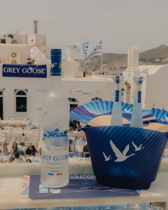 Πάσχα στην Πάρο με την Grey Goose: μοναδικές εικόνες από τo viral κυκλαδίτικο γλέντι στο γραφικό λιμανάκι της Νάουσας