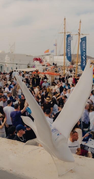 Πάσχα στην Πάρο με την Grey Goose: μοναδικές εικόνες από τo viral κυκλαδίτικο γλέντι στο γραφικό λιμανάκι της Νάουσας