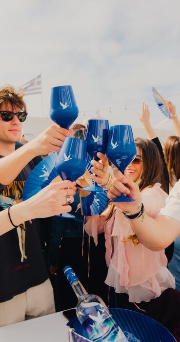 Πάσχα στην Πάρο με την Grey Goose: μοναδικές εικόνες από τo viral κυκλαδίτικο γλέντι στο γραφικό λιμανάκι της Νάουσας