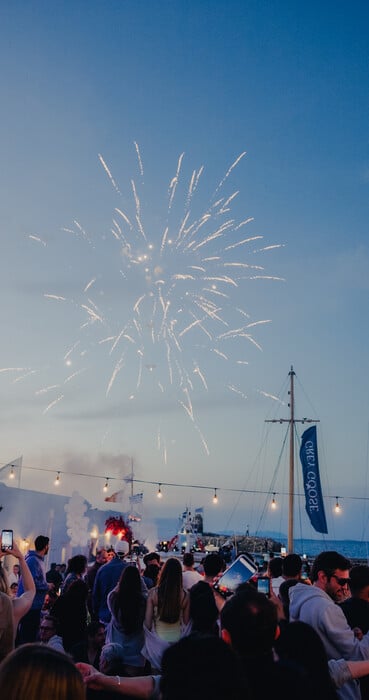 Πάσχα στην Πάρο με την Grey Goose: μοναδικές εικόνες από τo viral κυκλαδίτικο γλέντι στο γραφικό λιμανάκι της Νάουσας