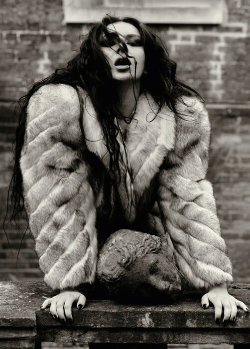 Μετά το Brat, η Τσάρλι XCX ψάχνει ξανά τον κίνδυνο