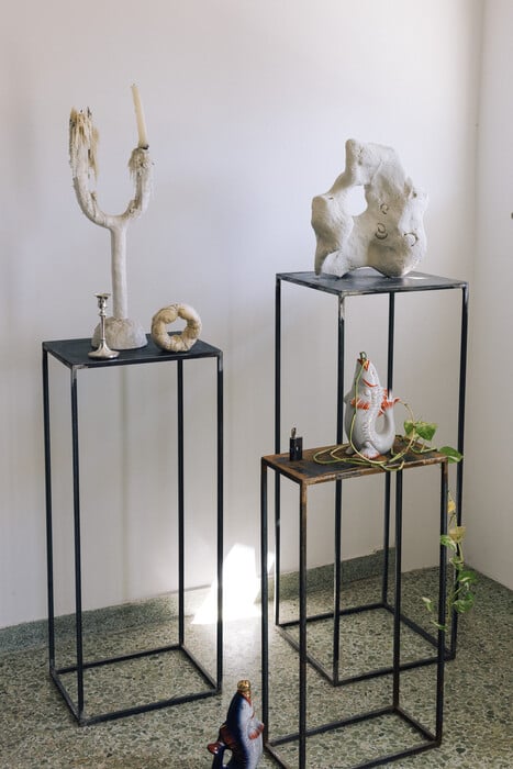 Ένα σπίτι με μπανιέρα στο μπαλκόνι