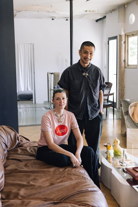 Ένα σπίτι με μπανιέρα στο μπαλκόνι