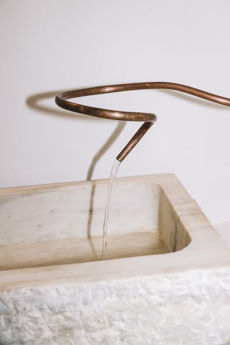 Ένα σπίτι με μπανιέρα στο μπαλκόνι