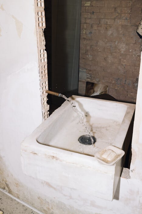 Ένα σπίτι με μπανιέρα στο μπαλκόνι