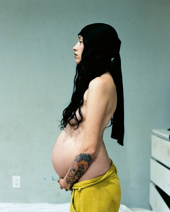 Τι αλλάζει όταν μια φωτογραφία για τη μητρότητα αφήνει τη μητέρα να μιλήσει;