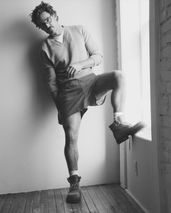 Τι κάνει ένας πενηντάρης άντρας στη La Casita του Bad Bunny;