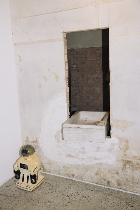 Ένα σπίτι που δεν κρύβει τις ρωγμές του