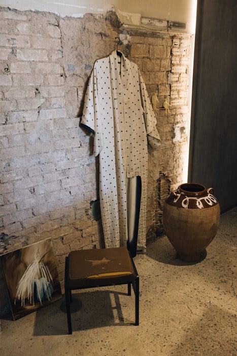 Ένα σπίτι που δεν κρύβει τις ρωγμές του