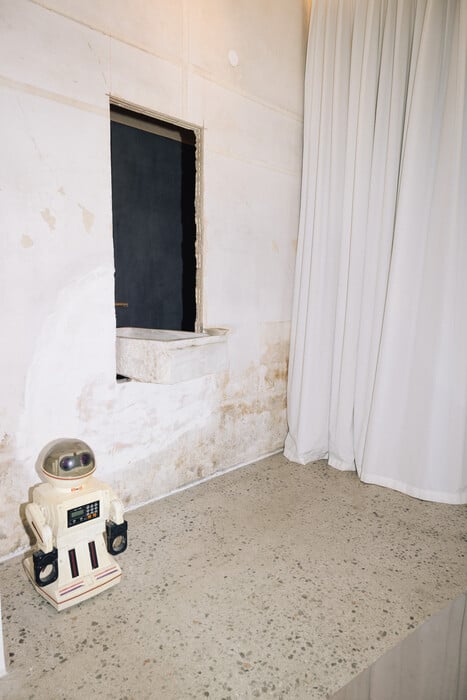 Ένα σπίτι που δεν κρύβει τις ρωγμές του