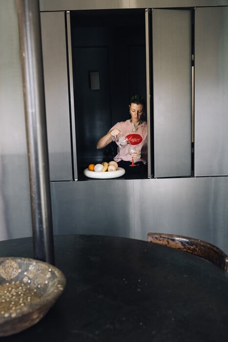 Ένα σπίτι που δεν κρύβει τις ρωγμές του