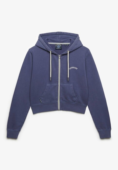 Superdry SS26: Βρετανικό DNA, 90's reboot και σύγχρονο preppy