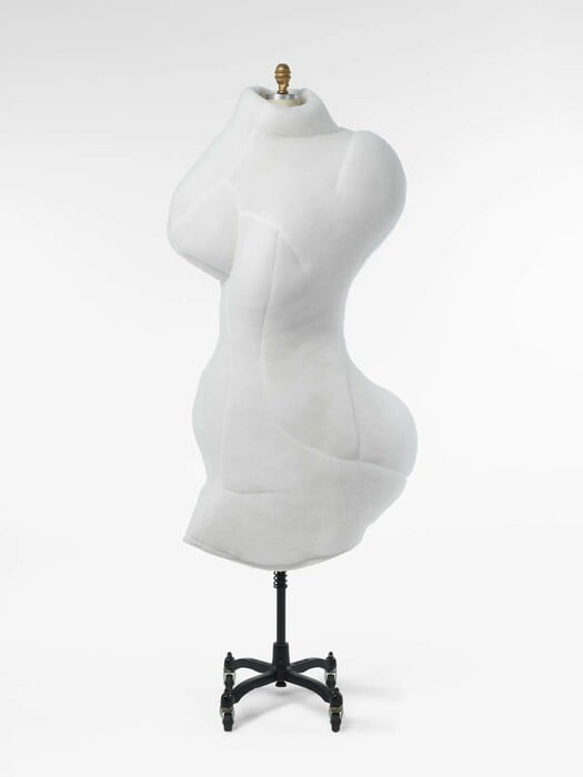 Το Met βάζει στο κάδρο σώματα που η μόδα έκανε χρόνια πως δεν έβλεπε