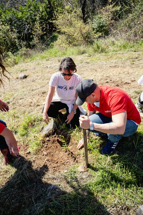 2.000 δέντρα για τη Γη: ΒΙΚΟΣ και we4all δίνουν ξανά ζωή σε Χίο και Βόρεια Εύβοια