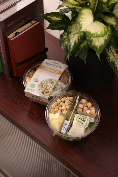 Το φαγητό on-the-go άλλαξε: 8 έτοιμες σαλάτες που κάνουν τη διαφορά