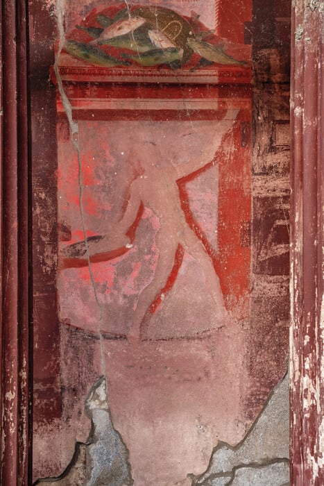 Στην Πομπηία, ένας κόκκινος τοίχος ξαναφέρνει στο φως τα μυστήρια του Διονύσου