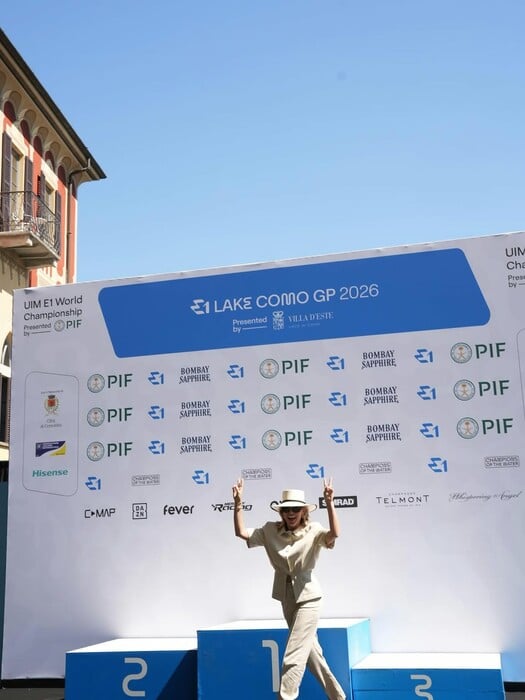 Ταχύτητα και στιλ στη Λίμνη Κόμο: Η Βάσια Κωσταρά με το Bombay Sapphire στο Grand Prix 2026 της E1 στη Villa d’Este
