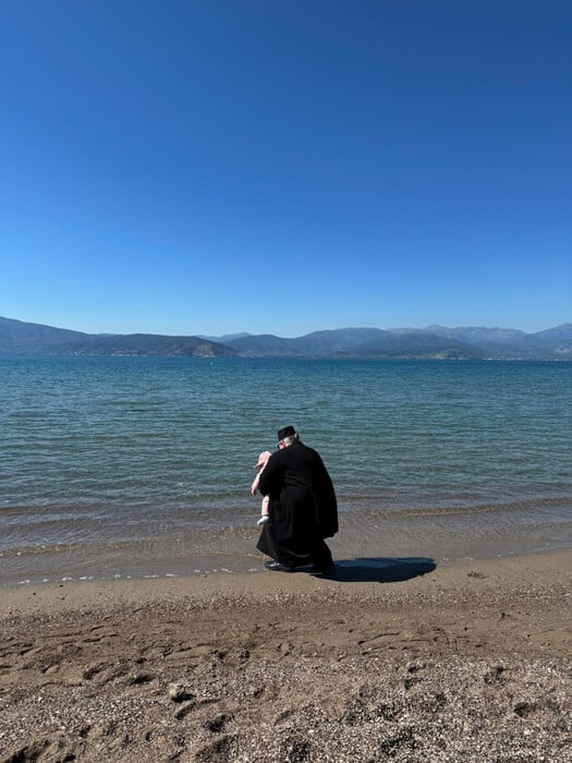 O πάτερ Διονύσιος Ταμπάκης είναι ο πιο cool ιερέας της Ελλάδας