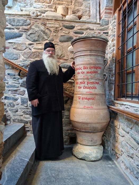 O πάτερ Διονύσιος Ταμπάκης είναι ο πιο cool ιερέας της Ελλάδας