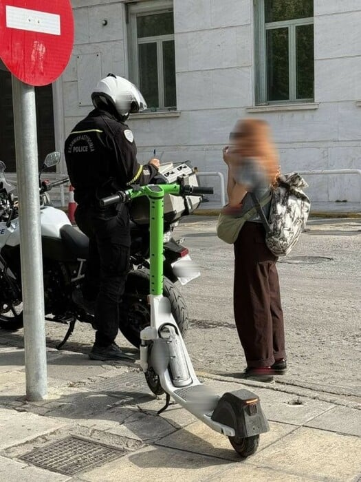 Αθήνα: Τα πατίνια, οι μαύρες τρύπες και το χάος που δεν λύνεται 