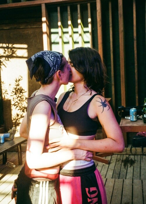 Σώματα, ήλιος και queer ευφορία στη Σούγια