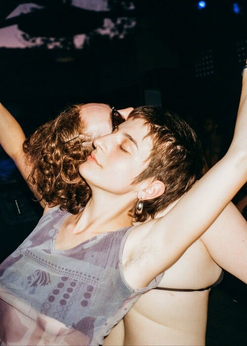 Σώματα, ήλιος και queer ευφορία στη Σούγια
