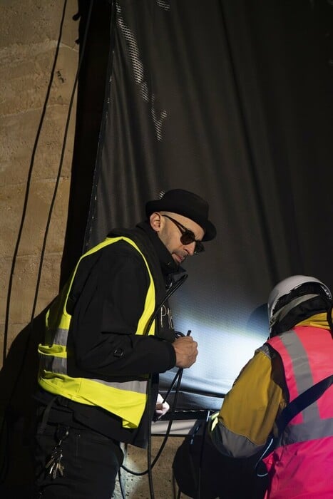 Η «σπηλιά» του JR στην Pont Neuf δεν πρόλαβε να ανοίξει — την πρόλαβε η καταιγίδα
