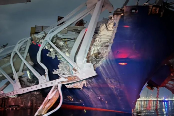 Βαλτιμόρη: Βίντεο δείχνει το πλοίο Dali να στρίβει επιταχύνοντας λίγο πριν  προσκρούσει στη γέφυρα | LiFO