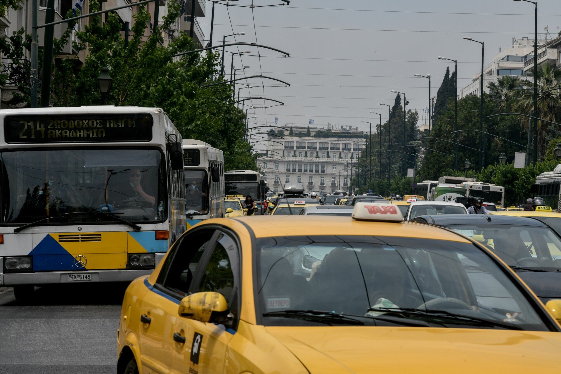 Απεργία ΓΣΕΕ στις 17 Απριλίου:: «Χειρόφρενο» σε Μετρό, Ηλεκτρικό - Πώς θα  κινηθούν λεωφορεία, τρόλεϊ, ταξί | LiFO