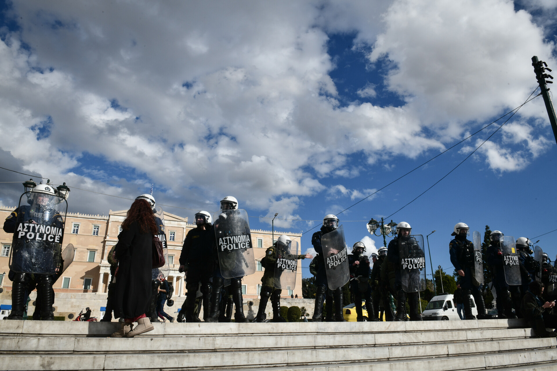 Συντάγματος - Ένταση και κλιμάκωση στην πλατεία Συντάγματος κατά τη διάρκεια απαγορευμένης πορείας από την ελληνική αστυνομία