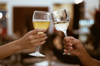 Γιατί διαλέγουμε να συνοδεύσουμε ένα καλό γεύμα με το αγαπημένο μας κρασί;