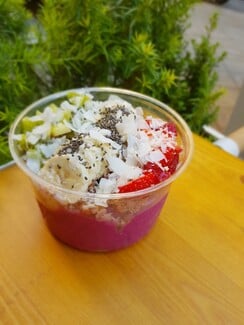 Local Green: Grain bowls, wraps και acai bowls στη Περικλέους