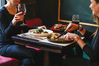 Gigifioggos: Ένα wine bar με ατμόσφαιρα μεσοπολεμικού Παρισιού