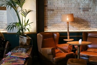Baratin: Ένα υβριδικό bar restaurant που συνδυάζει μοντέρνα αισθητική και σπιτικές γεύσεις