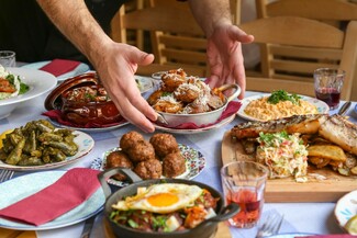 Nόε: Ελληνικές γεύσεις σε έναν χώρο που θυμίζει παλιά γειτονιά