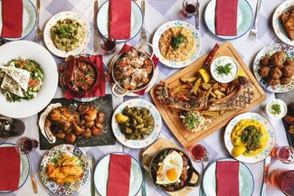 Nόε: Ελληνικές γεύσεις σε έναν χώρο που θυμίζει παλιά γειτονιά