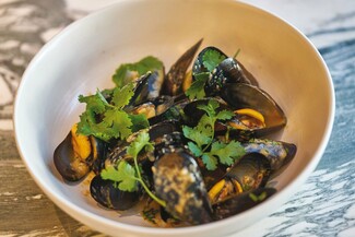 Sea Spice: Κομψό ναυτικό στυλ και «πειραγμένα» θαλασσινά πιάτα στη Γλυφάδα 