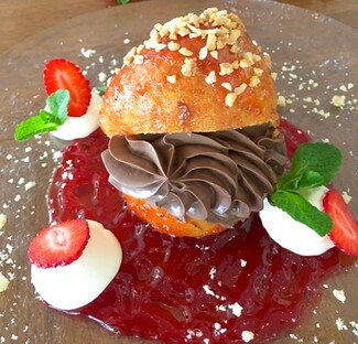 «Γλυκές μέρες» γεμάτες φράουλα και σοκολάτα στο ξενοδοχείο ΤΙΤΑΝΙΑ