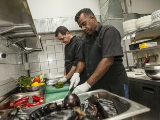 Πρόσφυγες σεφ εμπλουτίζουν και φέτος το μενού γνωστών εστιατορίων της Αθήνας