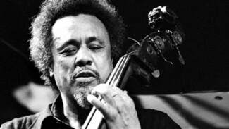 Charles Mingus: 15 σταθμοί στην πορεία ενός τρανού συνθέτη και κοντραμπασίστα της τζαζ