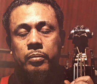 Charles Mingus: 15 σταθμοί στην πορεία ενός τρανού συνθέτη και κοντραμπασίστα της τζαζ