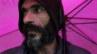 O ήρωας αυτού του νέου ελληνικού ντοκιμαντέρ, αν και βρώμικος εκπέμπει φως μέσα από το άθλιο παράπηγμα του