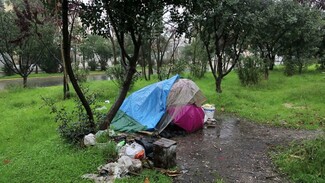 O ήρωας αυτού του νέου ελληνικού ντοκιμαντέρ, αν και βρώμικος εκπέμπει φως μέσα από το άθλιο παράπηγμα του